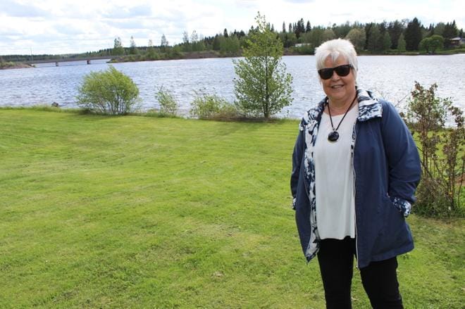 Veden läheisyys on Irma Kuoppalalle tärkeää, oli sitten kyse työstä tai vapaa-ajasta. KUVA: MINNA HIIRONEN