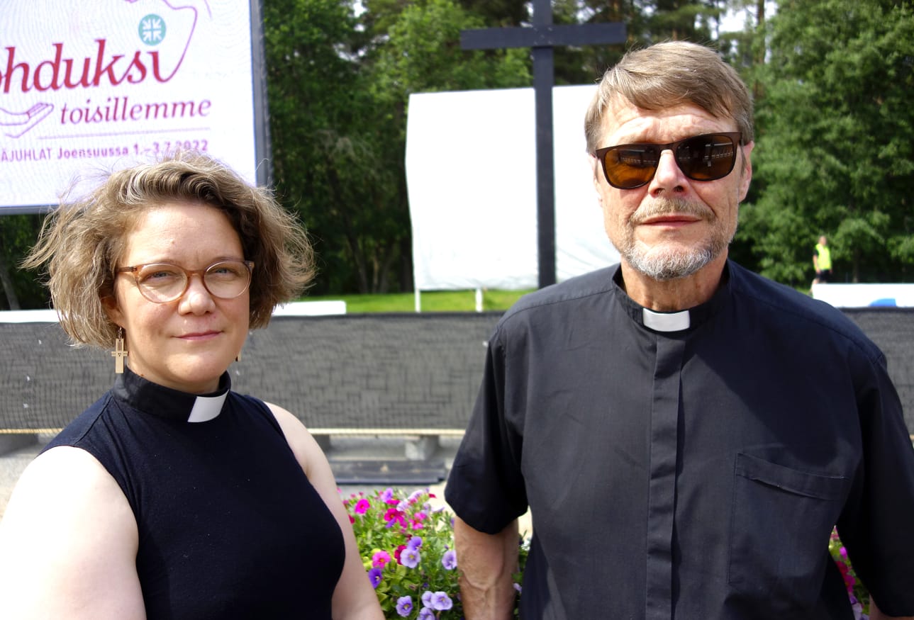 Seinäjoen herättäjäjuhlien päävastuunkantajat ovat pastori Anna Saaristo ja kirkkoherra Jukka Salo. Kuva Joensuun herättäjäjuhlilta heinäkuussa.