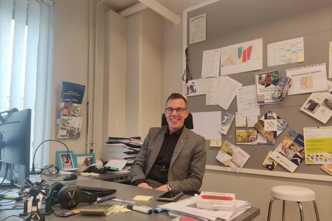 Jussi-Pekka Kurikka auttaa ja tukee yrittäjiä työkseen. Hänen kanssaan voi pallotella ideoita. KUVAT: ÅSA NIEMI