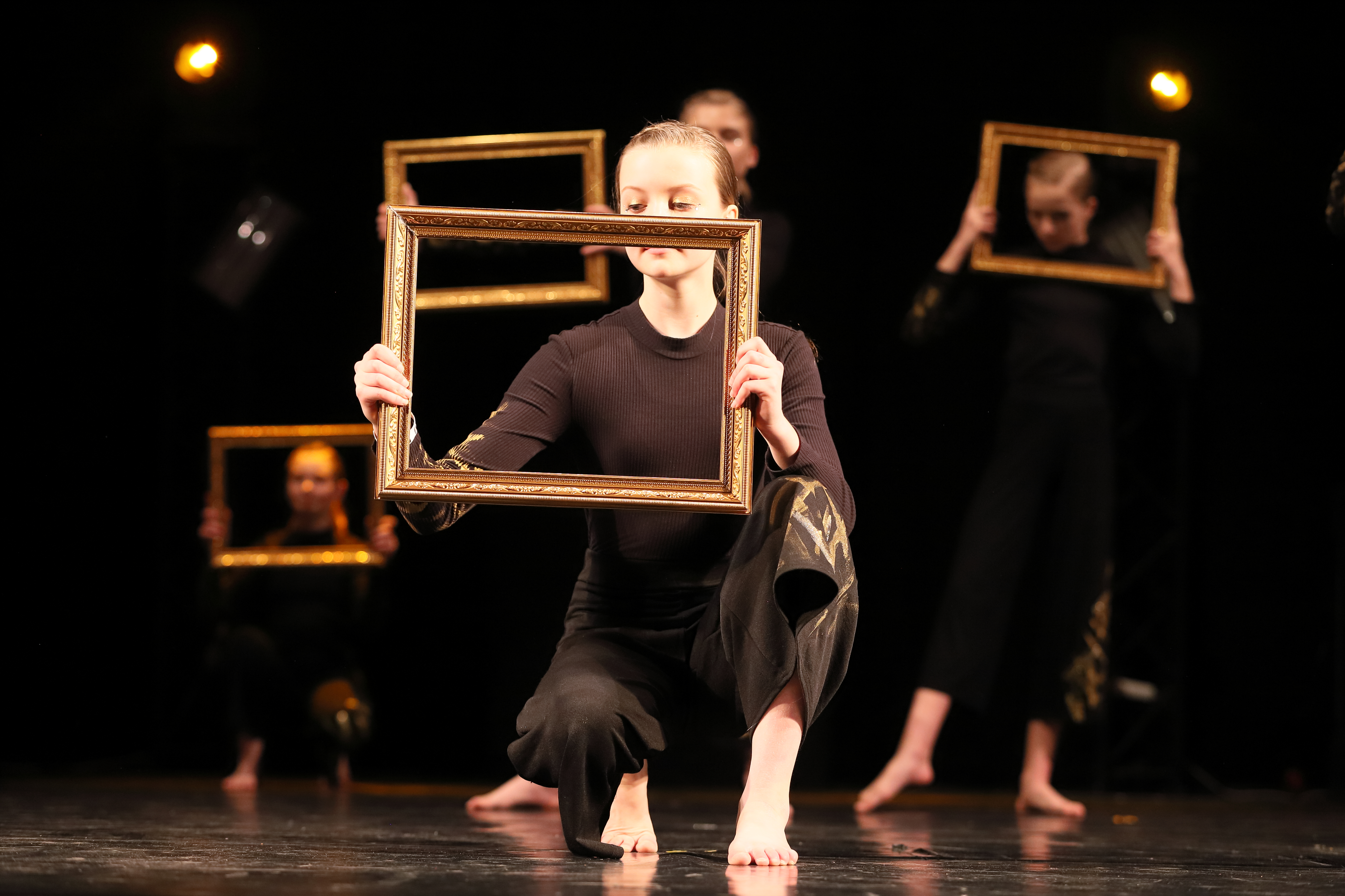 Vamos Dancers toi mukanaan esityksen Raamit, joka tulkitsi somemaailmaa ja nuorten elämää siinä.