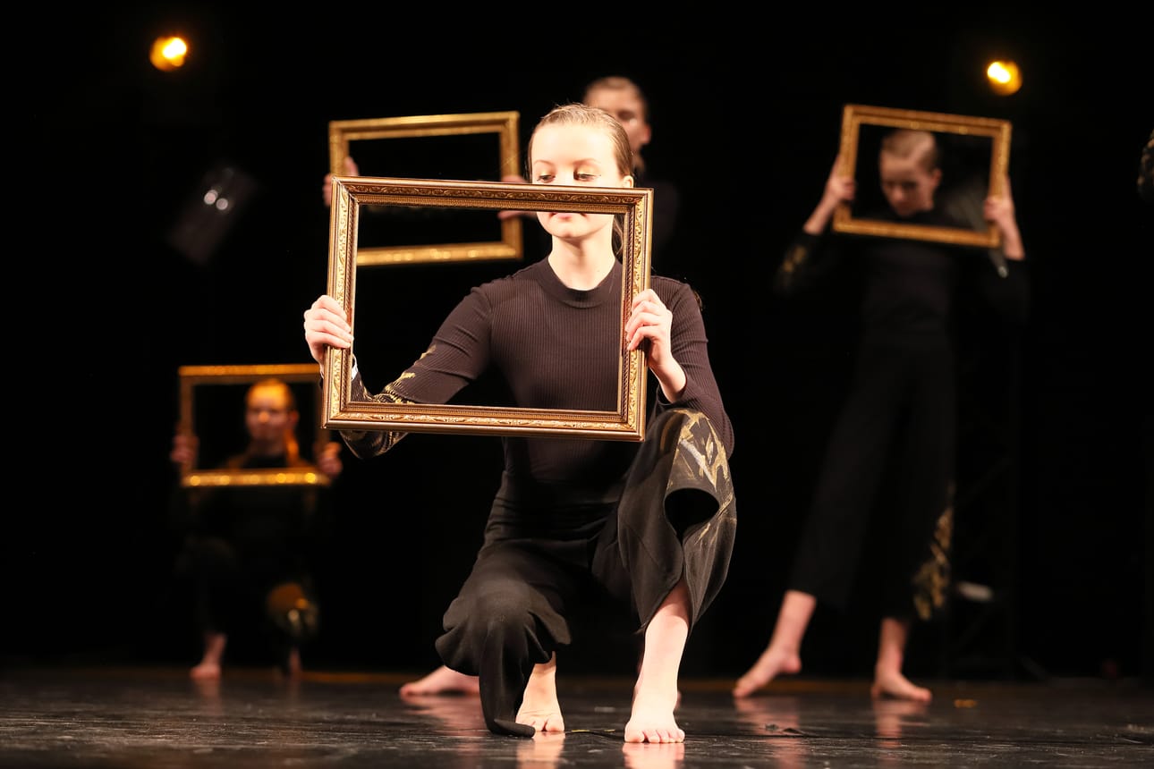 Vamos Dancers toi mukanaan esityksen Raamit, joka tulkitsi somemaailmaa ja nuorten elämää siinä.