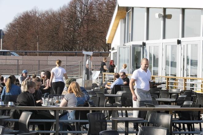Faroksen terassi oli torstaina auki toista päivää tänä keväänä. Ravintoloitsija Michael Ekmanin mukaan hyvä alku on tärkeä bisnekselle. KUVAT: MINNA ANTILA