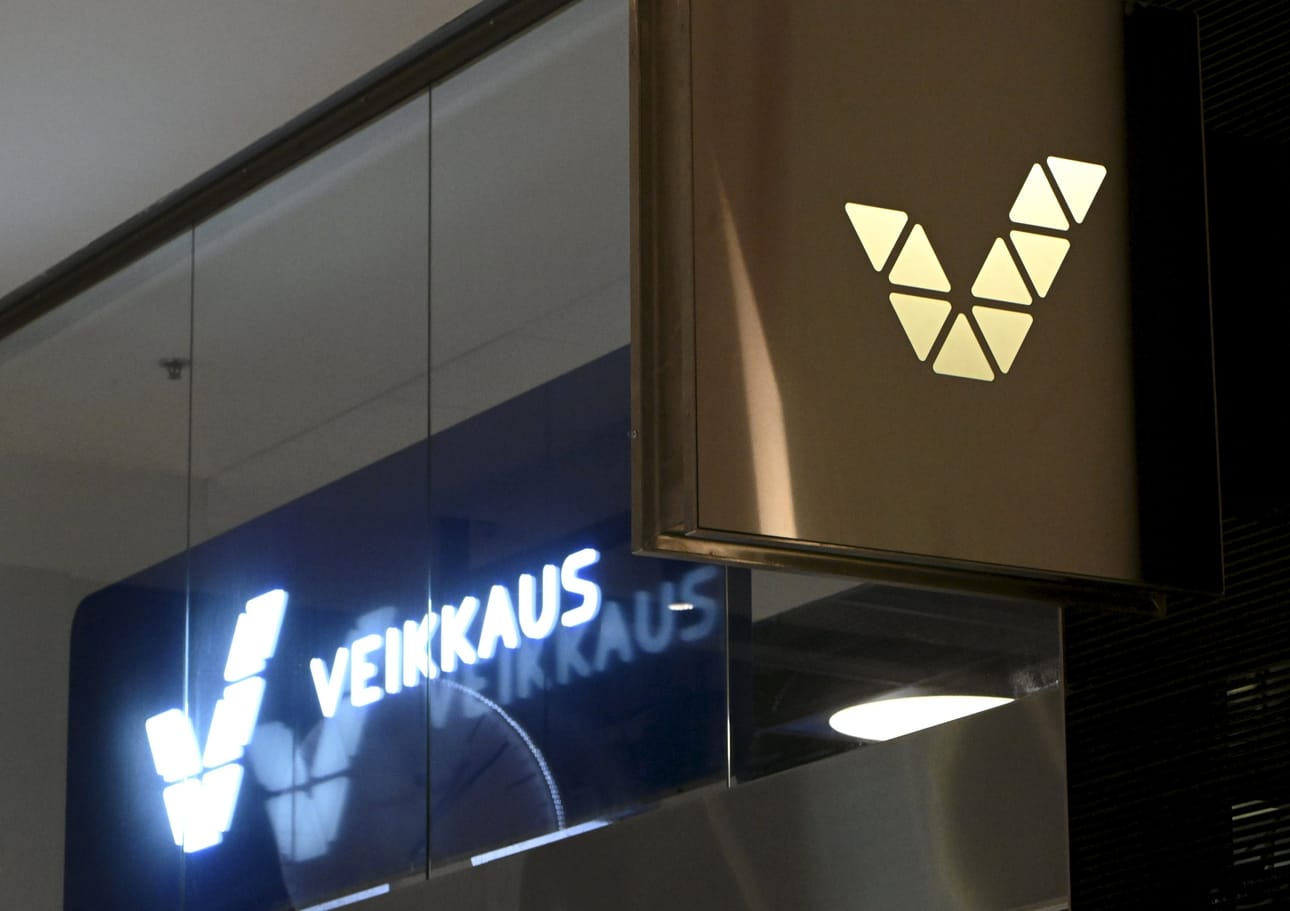 Veikkauksen logoja pelisalilla Helsingin Kampissa toukokuussa 2023. LEHTIKUVA / HEIKKI SAUKKOMAA