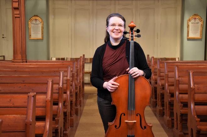 Musiikkia illan hämärtyessä on Päivi Ahvenvaaran sellokonsertti, jota säestää Valtteri Tuomisto. Palosaaren kirkossa järjestettävään tilaisuuteen on vapaa pääsy. Kuva: Raija Koivisto