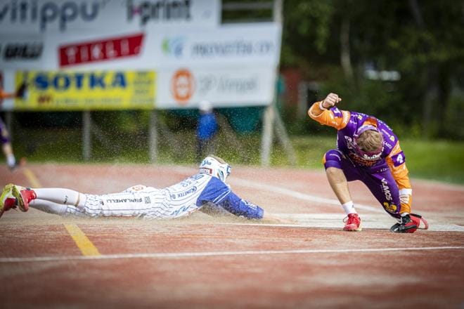 Vedon Matias Rinta-aho oli joukkueensa paras lyömällä juoksun, mutta tässä hänen syöksynsä ei riitä. KUVA: MAIJA SAANIO
