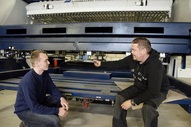 Steel Comp Kauhavan suunnitteluinsinööri Jukka Välikangas ja tuotannon työnjohtaja Hannu Salmela istahtivat metallilevyjen leikkaukseen tarkoitetun uuden kuitulaserin äärelle. Tehtaan uusin investointi on nyt viittä vaille valmiina tuotantoon. KUVA: JUHA AHO-PYNTTÄRI