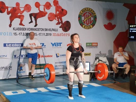 Jonna Kettunen veti maasta Suomen ennätyksen 201,5 kiloa.