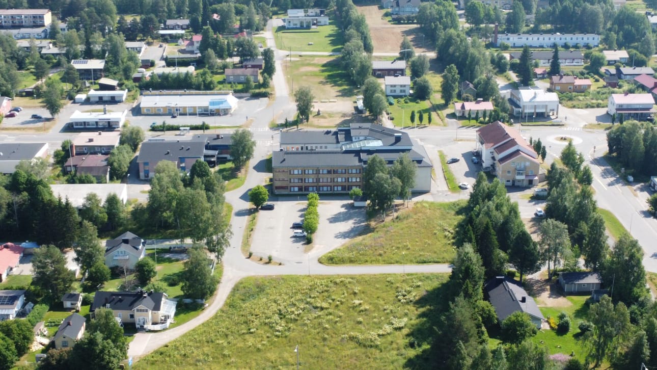 Lapha toimii vuokralla useissa Ylitornion kunnan kiinteistöissä, joista terveyskeskus suurimpia. Sillä on tiloja myös Ylitornion kunnantalolla (kuvassa keskellä).