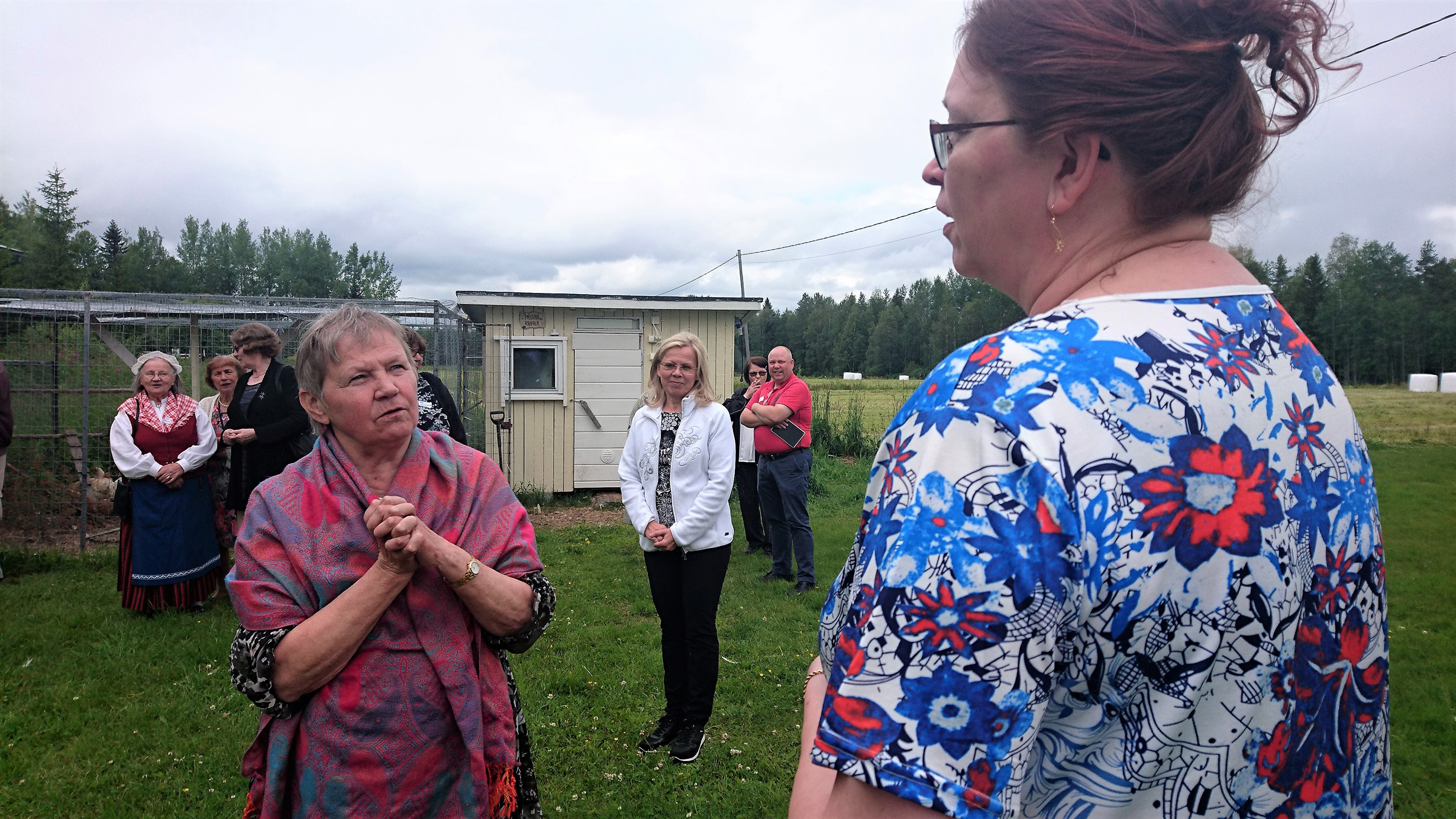 Saara Simonsbacka muisteli Paula Jaakkonen-Tanskalalle Oulaisissa asumisaikojaan. Paula on jo kolmas sukupolvi samalla Suojalan tilalla.