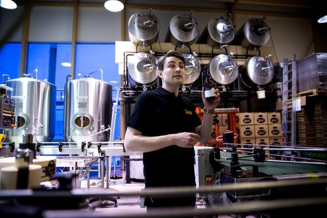 Bock's Corner Breweryn toimitusjohtaja Jura Mikkonen uskoo, että uusi lakimuutos helpottaa panimon arkea.KUVA: KALLE LYDMAN /ARKISTO