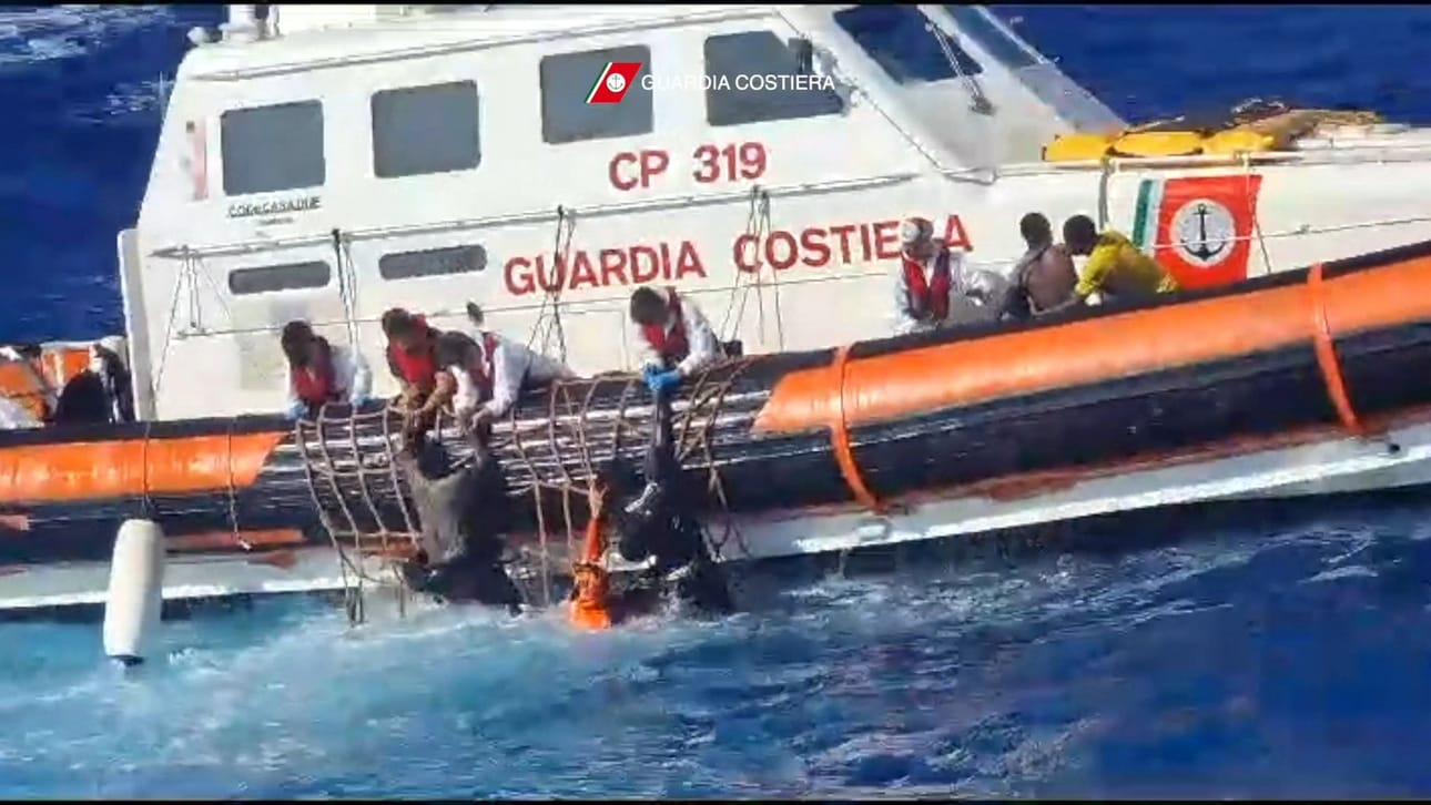Veden varaan joutuneita siirtolaisia nostettiin Italian rannikkovartioston veneeseen. LEHTIKUVA/AFP/handout/Guardia Costeria