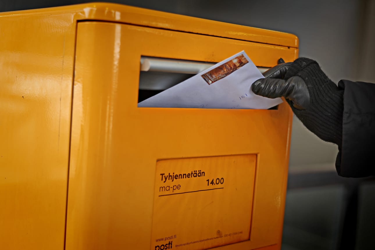 Postilaatikkoon pudotettavan kirjeen tulisi postilain mukaan olla saajallaan viiden vuorokauden sisällä. Kuvituskuva.
