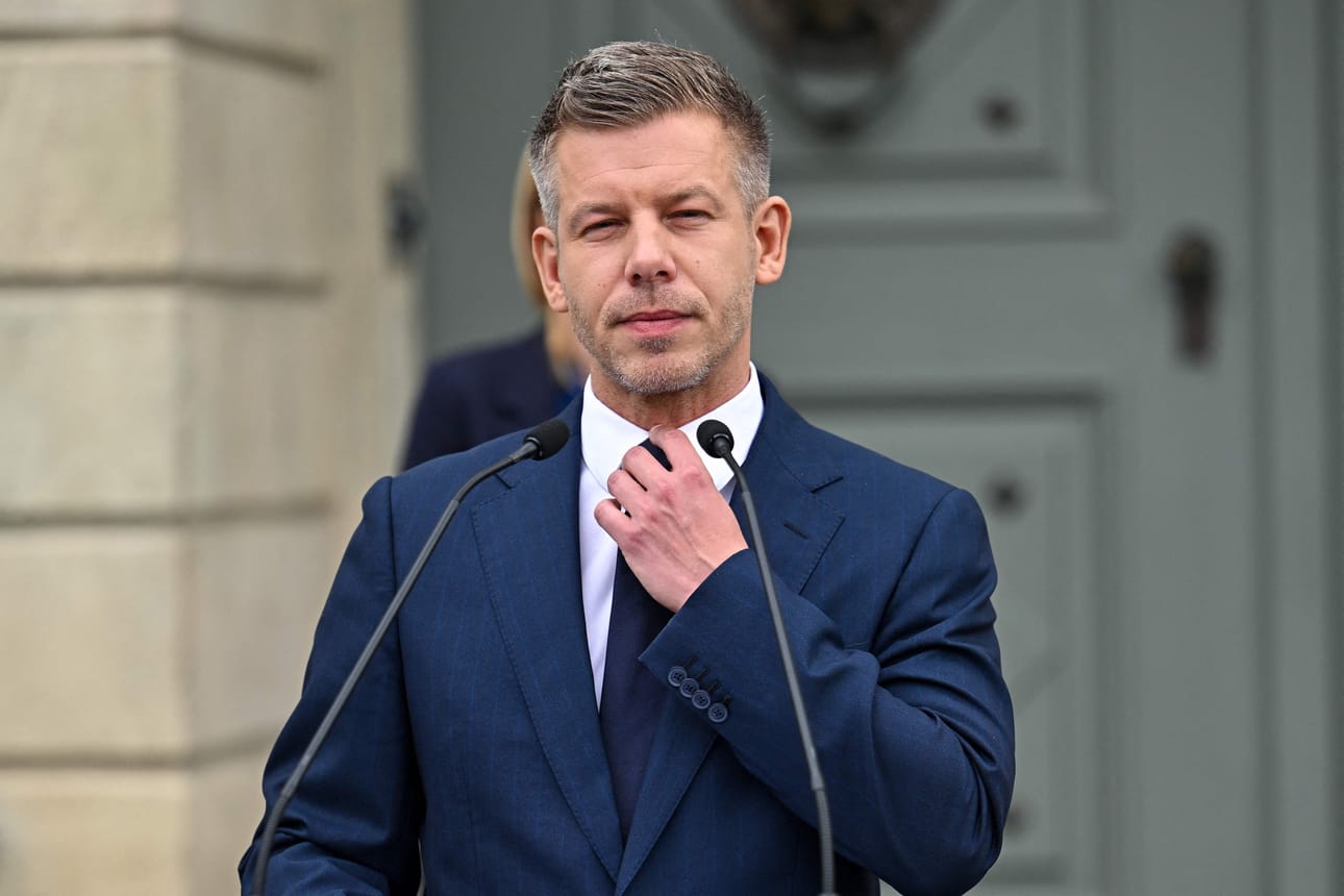 Unkarin uusi pääministeri Peter Magyar on luvannut purkaa entisen pääministerin Viktor Orbanin valtakauden korruptoituneet rakenteet. Solmiotaan oikova Magyar kuvattuna viime kuussa Budapestissä presidentin virka-asunnon ulkopuolella.
