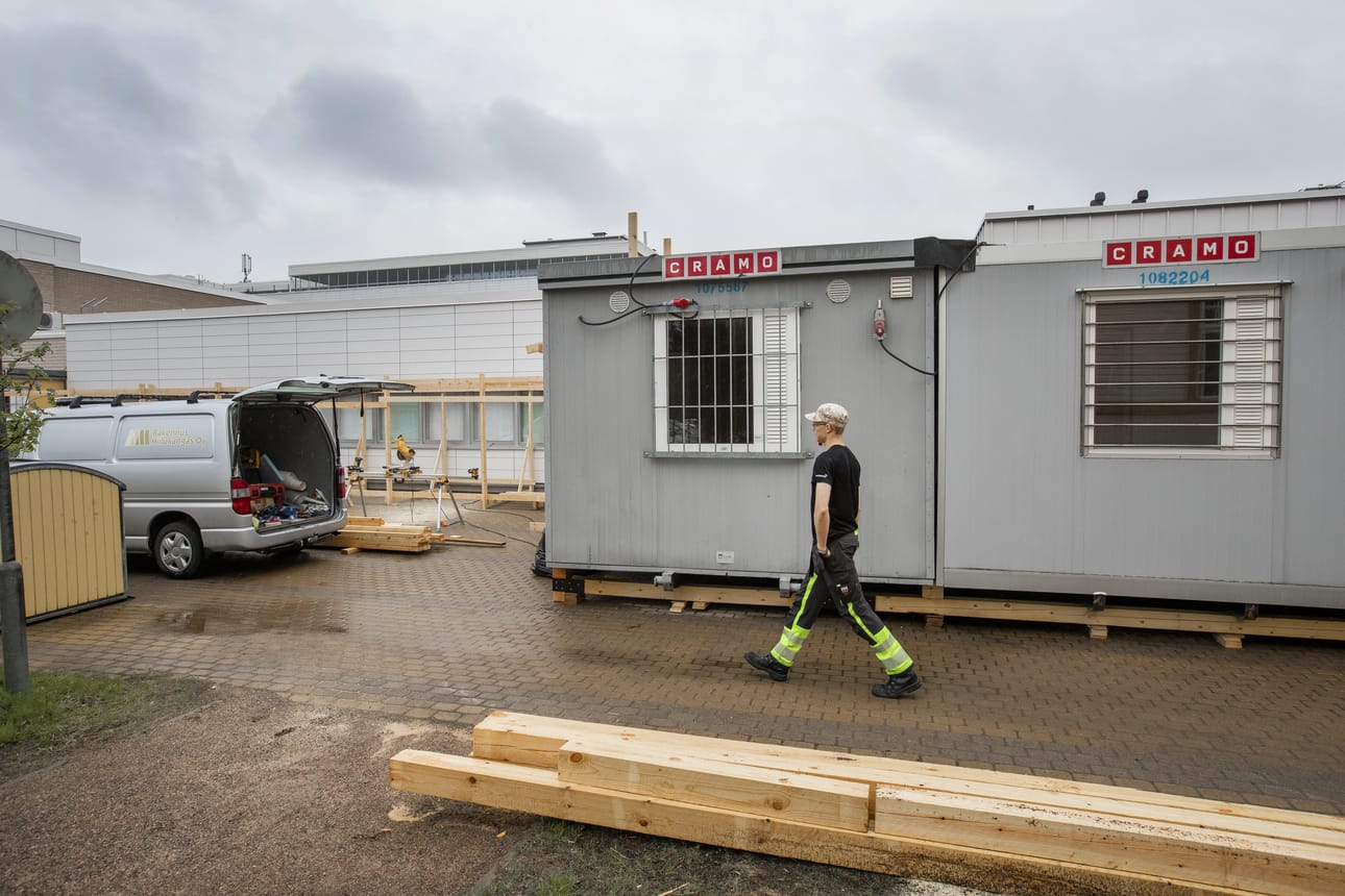 Muutama viikko sitten sattunut vesivahinko pakottaa pukukaappeja käyttävät sairaalan työntekijät evakkoon pihalle tehtyihin pukuhuoneparakkeihin.