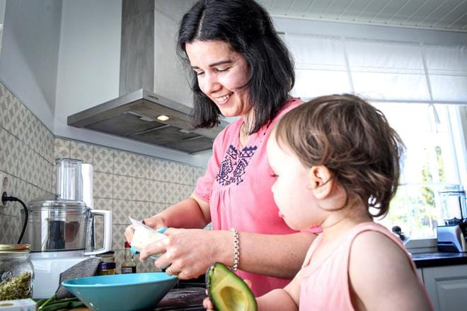 Tânia Costa Hynönen ja Catarina valmistavat yhdessä kasvisruokaa. Äiti tekee ruokaa ja 1-vuotias keskittyy maistelemaan raaka-aineita. Kuvat: Paula Kaskimaa