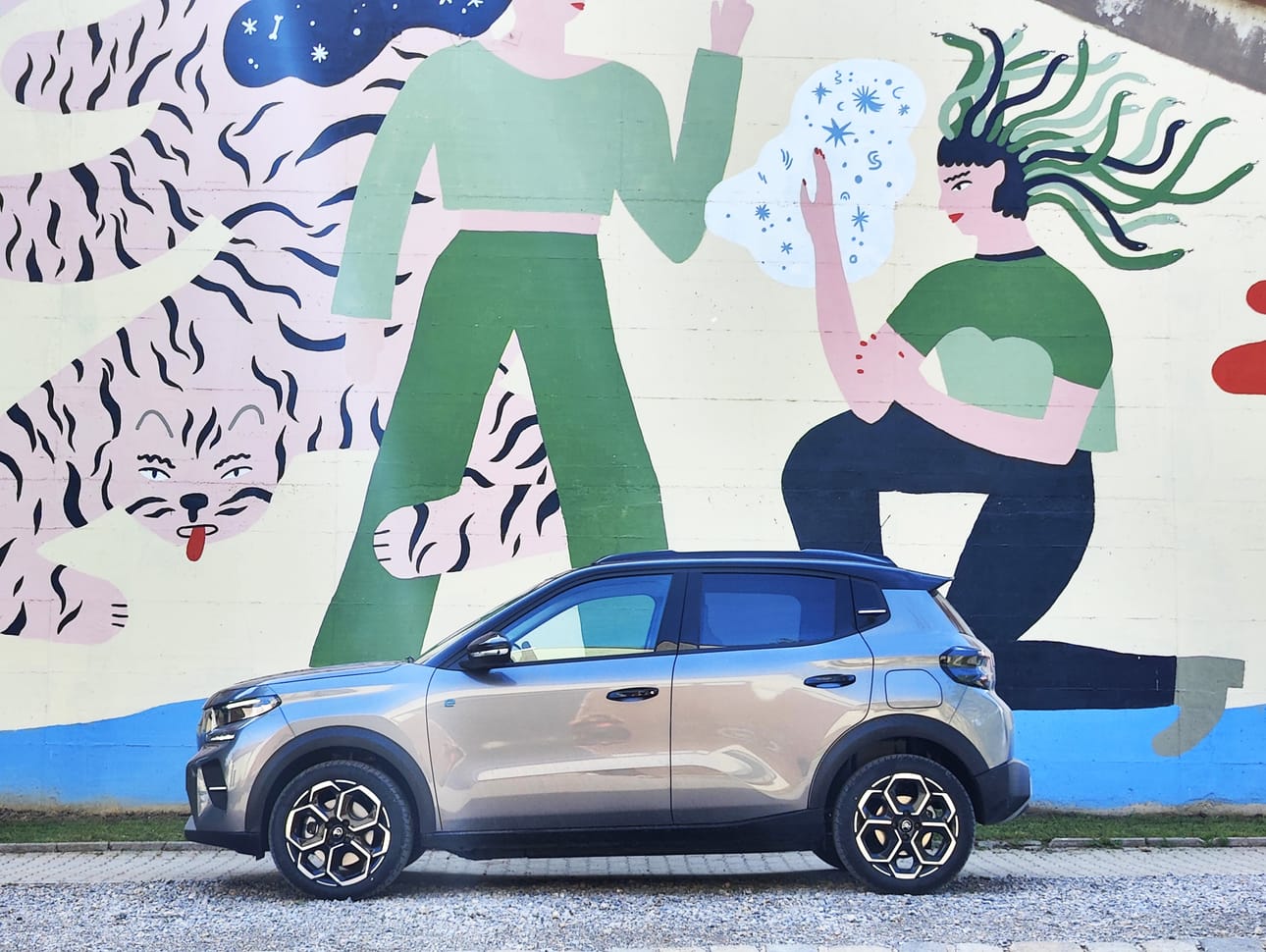 Citroën ë-C3:ssa on samaa perusvarmaa ja askeettista henkeä kuin Dacian ja Suzukin valmistamissa automalleissa. Citroën kutsuu tulokasta B-luokan katumaasturiksi, mutta ihan sitä se ei vielä ole. Kuva: Kari Pitkänen