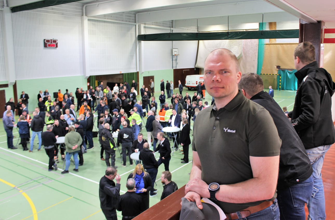 Vastaava rakennuspäällikkö Tuomo Tuomi kertoi yrittäjille minkälainen tehtaasta tulee.