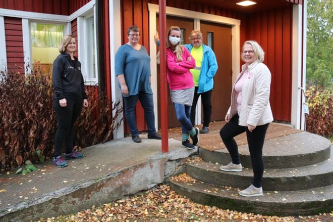 Puheenjohtaja Tanja Ekola ja muut johtokunnan jäsenet Marita Kunnari, Linda Huhtaluhta, Jouko Kytömäki sekä Johanna Niemi esittelivät kunnostettavia tiloja aiemmin tänä syksynä. Kytömäki lupasi, että kun kaikki on valmista, hän alkaa järjestää eläkeläistansseja. KUVAT: ANU NAHKALA