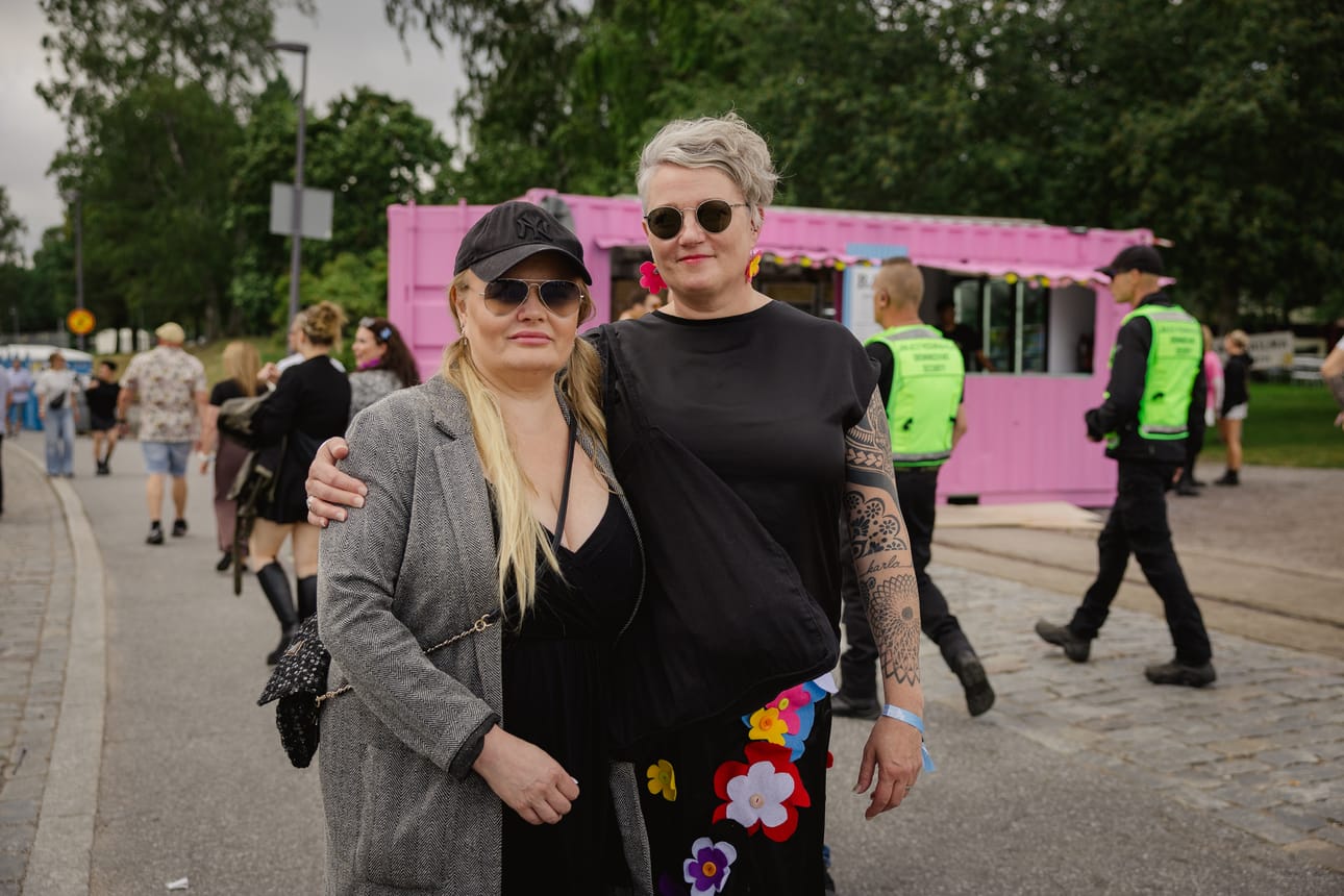 Eeva Taipalus ja Johanna Seghair ovat Vaasa Festivalilla toista kertaa. Seghairin itsetehdyt hame ja korvakorut ovat kiertäneet mukana jo useilla festareilla.