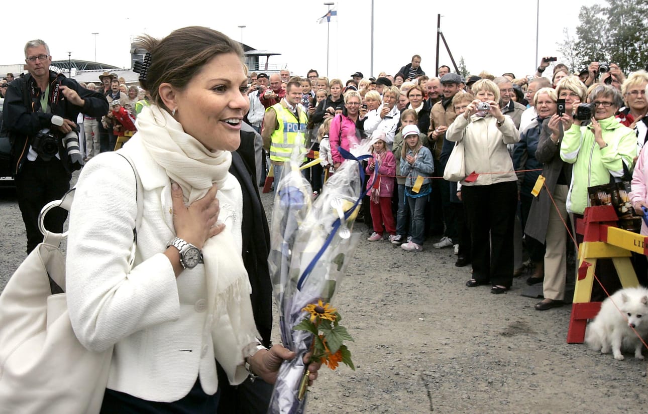 Kruununprinsessa kohtaa ihmiset lämpimästi. Vuonna 2009 hän vieraili Haaparanta-Torniossa, ja kauppakeskuksen pihalle oli kerääntynyt ihmisjoukko.