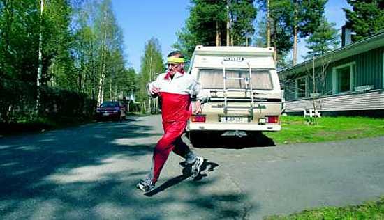 Matti Teirikko lähtee kotinsa pihasta tutulle lenkille. Lauantaina on edessä jälleen yksi maraton.