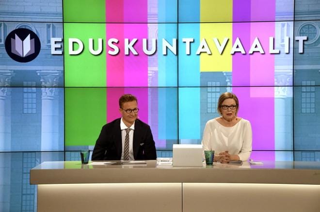 Juontajat Sakari Sirkkanen ja Seija Vaaherkumpu Ylen ensimmäisessä puheenjohtajatentissä. Kuva: Markku Ulander, Lehtikuva