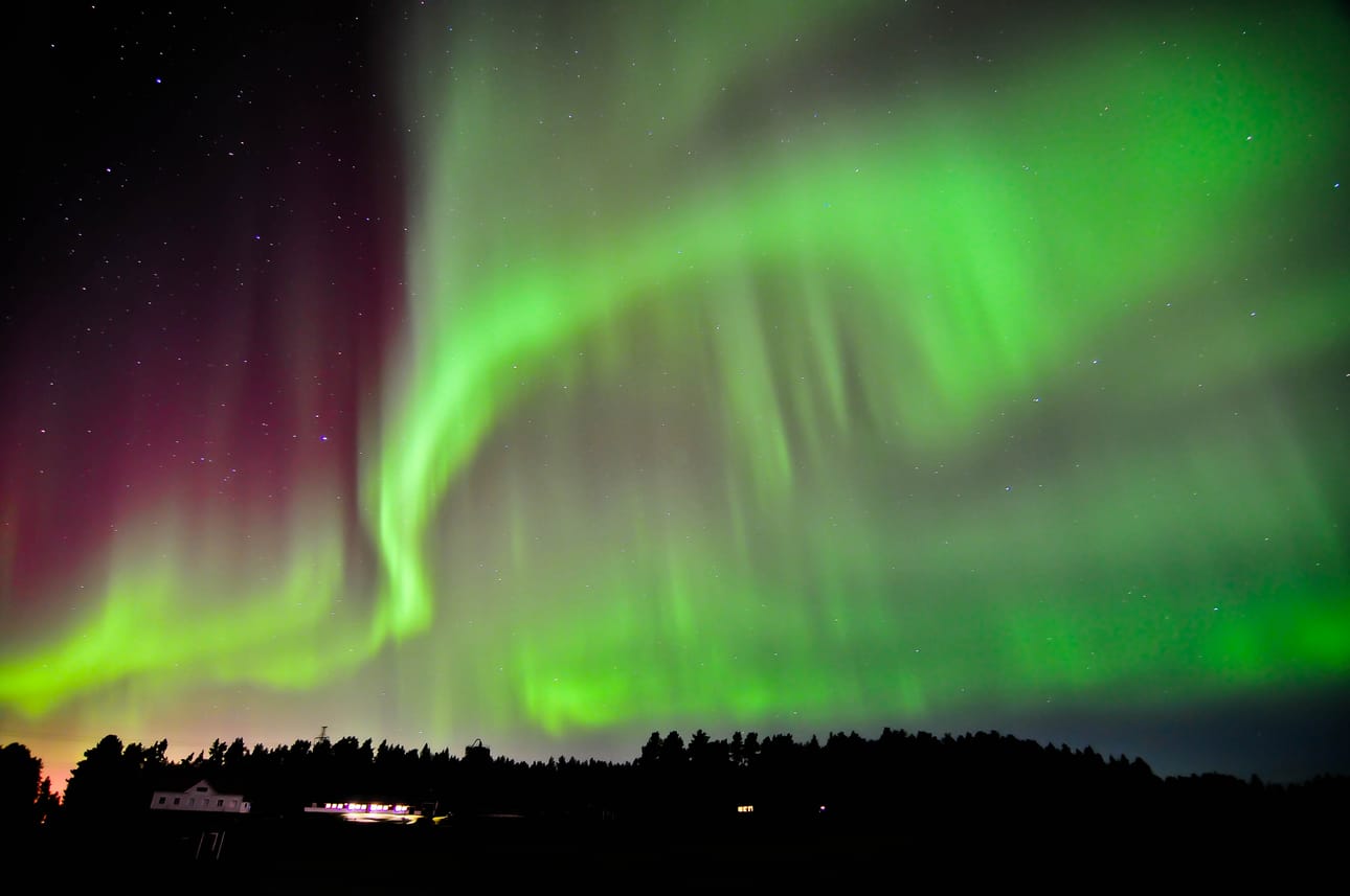 Revontulet Oulun Sanginsuussa lokakuussa 2014.
