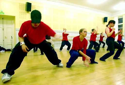 Rytmikästä joulua. Tanssiryhmä Elliotsin esityksessä kerrotaan joulun sanomasta hieman totutusta poikkeavalla tavalla.