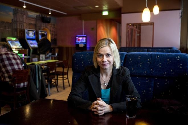 Aiemmin kuluttajat ostivat Alkosta vahvoja, jopa 8–9-prosenttisia oluita, mutta nyt on ostettu ruokakaupasta saatavia enintään 5,5 prosentin vahvuisia tuotteita, Panimoliiton uusi toimitusjohtaja Riikka Pakarinen toteaa. KUVA: Joel Maisalmi