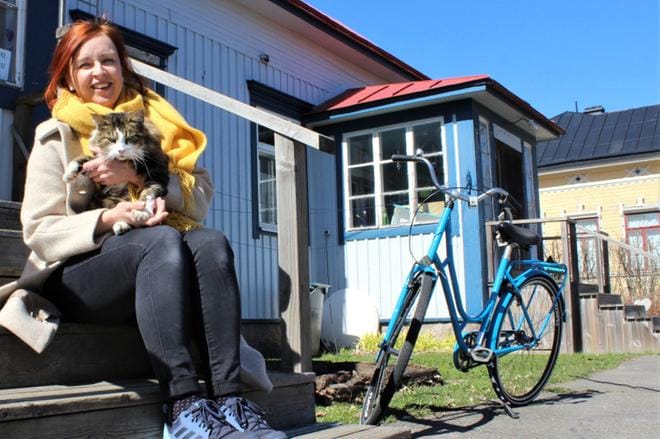 Natascha Pettersson haaveili lapsena eläinlääkärin ammatista, mutta lukion opettaja tyrmäsi haaveet väittämällä, että opintoihin vaaditaan pitkä matematiikka. Petterssonista tuli opettaja. – Tykkään työstäni kovasti, mutta työ on muuttunut paljon. Tuntuu, että pitäisi venyä joka puolelle. Välillä saa olla psykologi ja koulukuraattori. KUVA: LOTTA KALLIO