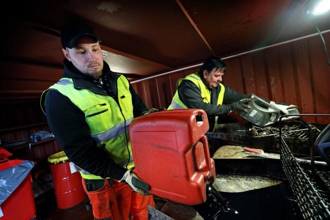 Jäteasemanhoitajat Joonas Matalamäki ja Hannu Kiikkola kertovat, että kevään kampanja-aikaan Seinäjoen-Nurmon asemalle tuodaan yhteensä noin 2 000 litraa jäteöljyä. KUVA: Kari Löfhjelm