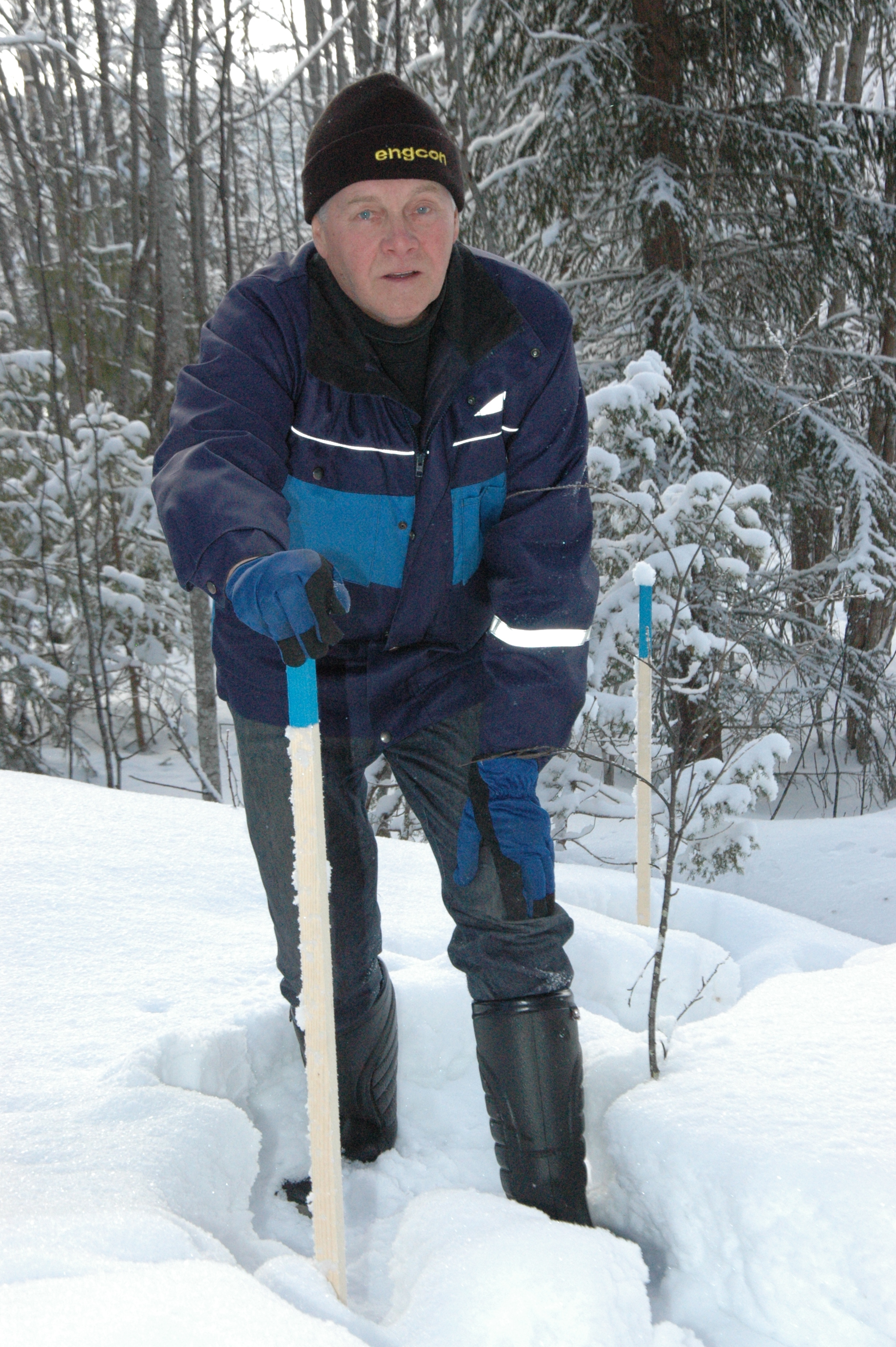 Pertti Ronkainen (vas.) ja Kalevi Korpela tutkivat sopimuspapereita.