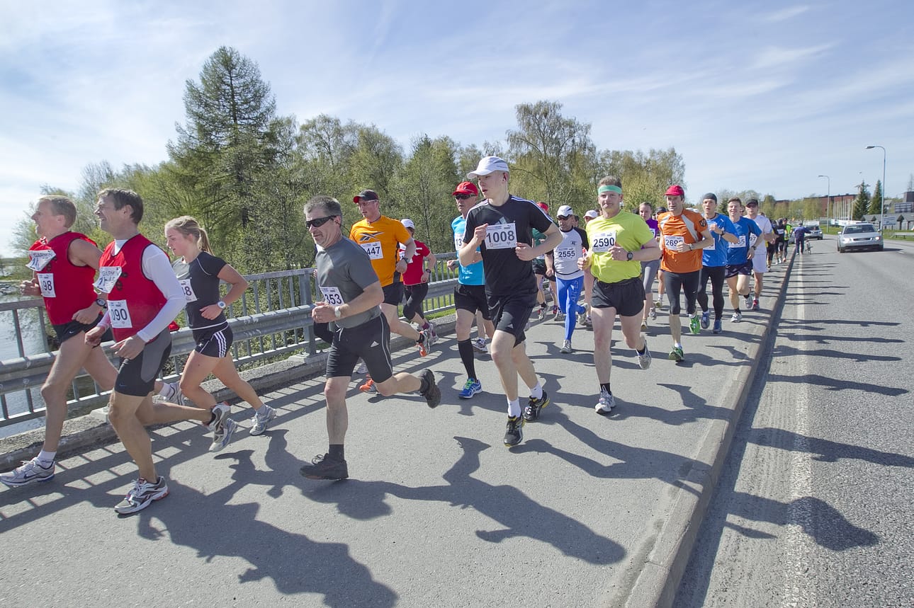 Tervamaraton juostiin perinteiseen tapaan Oulujoen maisemissa.