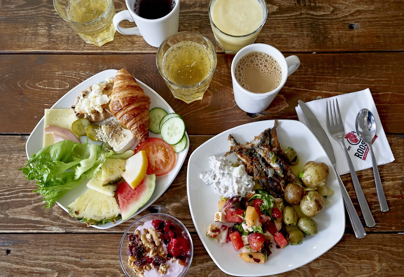 Valitsemme Roosterin brunssin varsin possupainotteisesta tarjonnasta lautaselle rapsakoita frittimuikkuja uusien pottujen ja voikastikkeen kera.