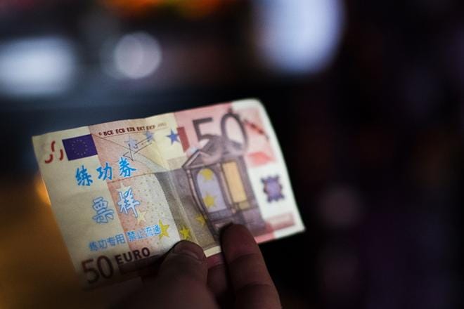 Tässä on väärennetty 50 euron seteli, jollaisia Vaasasta on löytynyt useita. Kiinankielinen teksti ja ylimääräiset kuviot paljastavat rahan epämääräisen alkuperän. KUVA: MINNA ANTILA