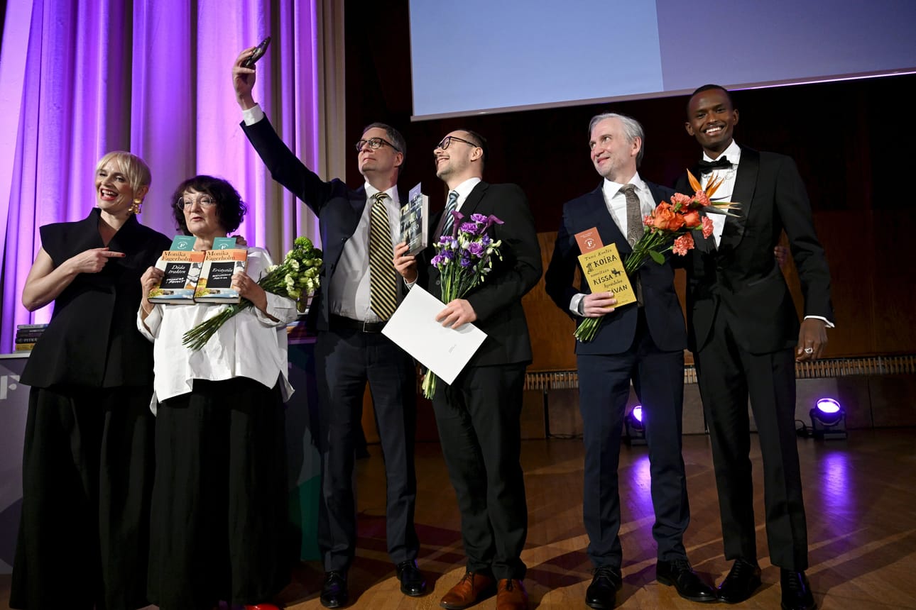 Kuvassa muusikko ja kaunokirjallisuus-sarjan voittajan valitsija Maija Vilkkumaa ja kaunokirjallisuuden Finlandia-voittaja Monika Fagerholm, tietokirjallisuus-sarjan voittajan valinnut Ylen toimittaja Antti Kuronen sekä tietokirjallisuuden Finlandia-palkinnon voittaja Paavo Teittinen ja lasten- ja nuortenkirjallisuuden voittaja, kirjailija ja runoilija Tomi Kontio sekä voittajan valitsija, kestävyysjuoksija Mustafe Muuse.