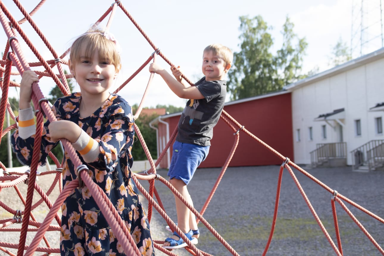 Pulkkilan alakoulun piha on Varpulle ja Laurille mieluinen leikkipaikka. Kouluun on kiva lähteä.