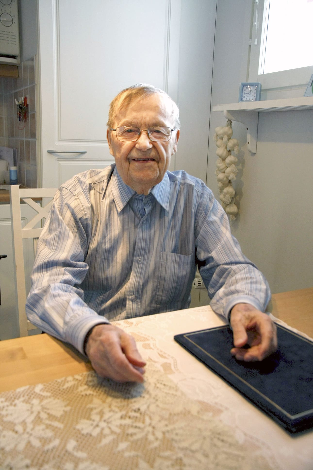 Martti Mustakangas iloitsee siitä, että hän saa olla kotona vielä yhdeksänkymppisenäkin.