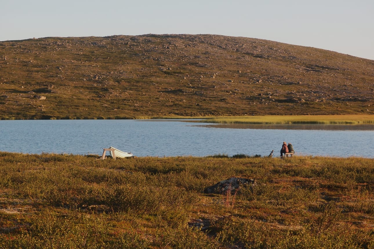 Erämaamökin pihapiiristä löytyy sauna ja pieni järvi, Koaskim-järvi, jonka nimi tulee pohjoissaamen kotkaa tarkoittavasta sanasta. Sinne osallistujat pulahtavat iltaisin uimaan.