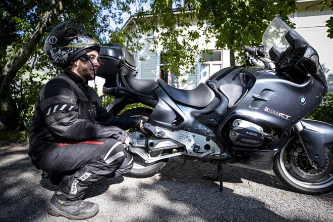 Oskari Latvalalla on A2-luokan ajokortti, mikä oikeuttaa ajamaan keskikokoisia moottoripyöriä. A-luokan isojen moottoripyörien kortin hän ajaa ensi kesänä. BMW R1100RT -matkapyöränsä Latvala on ostanut Autovahinkokeskukselta, mutta aikoo vaihtaa sen toiseen pyörään, kunhan saa A-kortin. KUVA: PAULA KASKIMAA