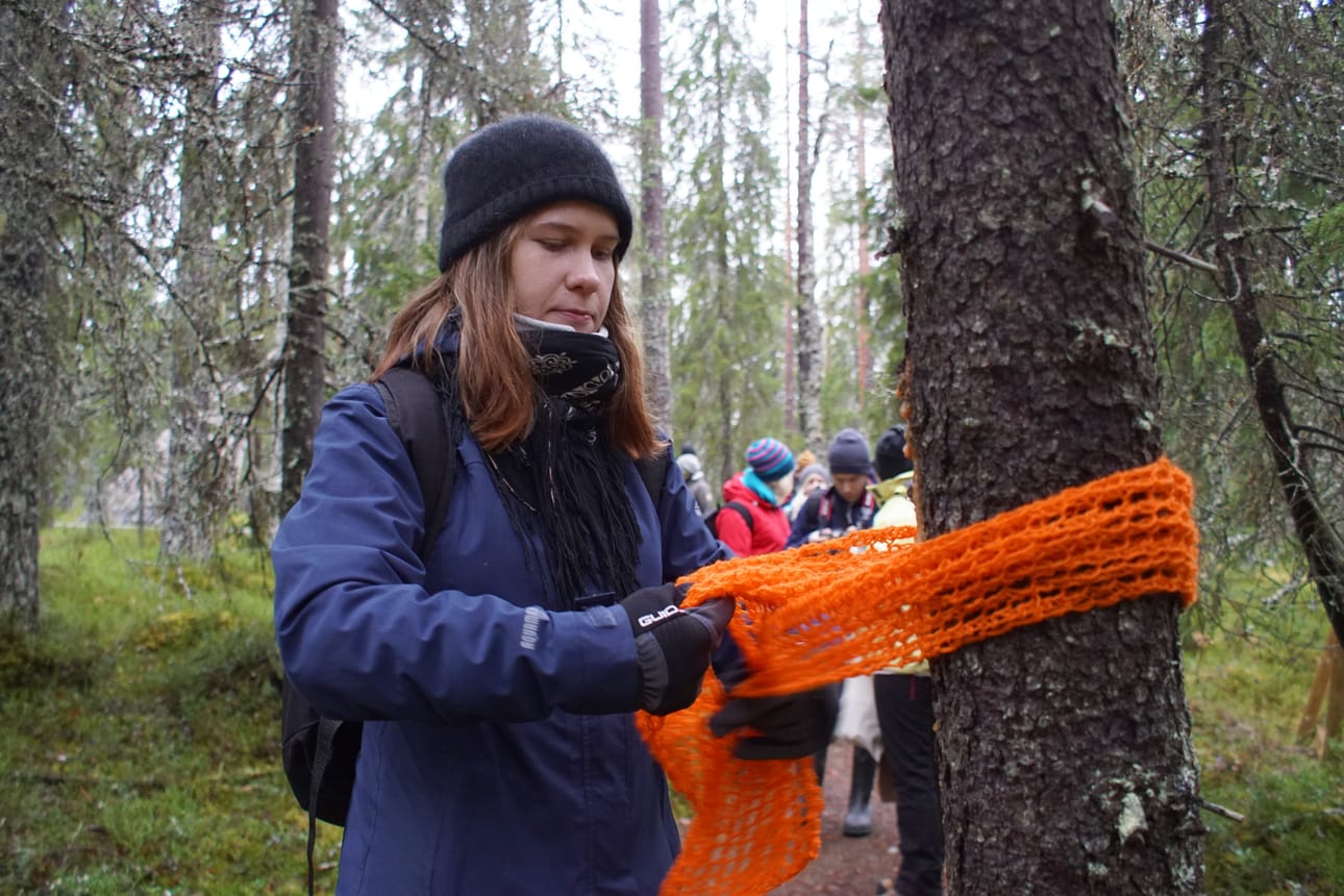 Teija Portaankorva pyöräytti neuvojen mukaisella merimiessolmulla liinan paikoilleen.