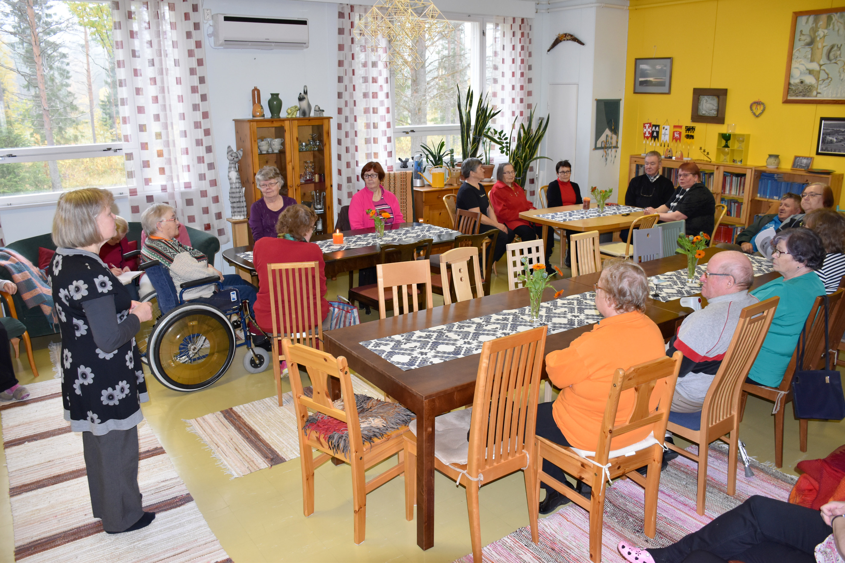 Lohirannan kerho sai torstaina vieraita Etelä-Posiolta. Irja Lohilahti toivottamassa väen tervetulleeksi.