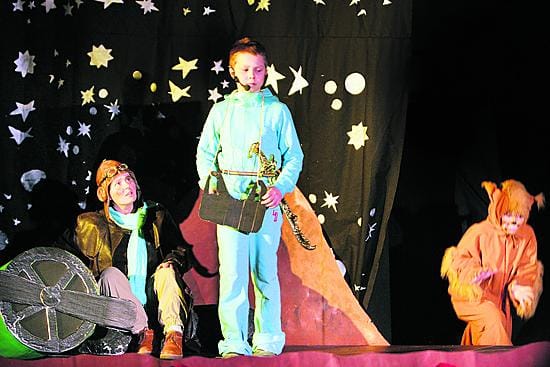 Varhaiskasvatuksen opiskelija Tarja Vuotila (Lentäjä), Pikku Prinssi (Juho Asteljoki) ja Kettu (Arttu Soukainen).