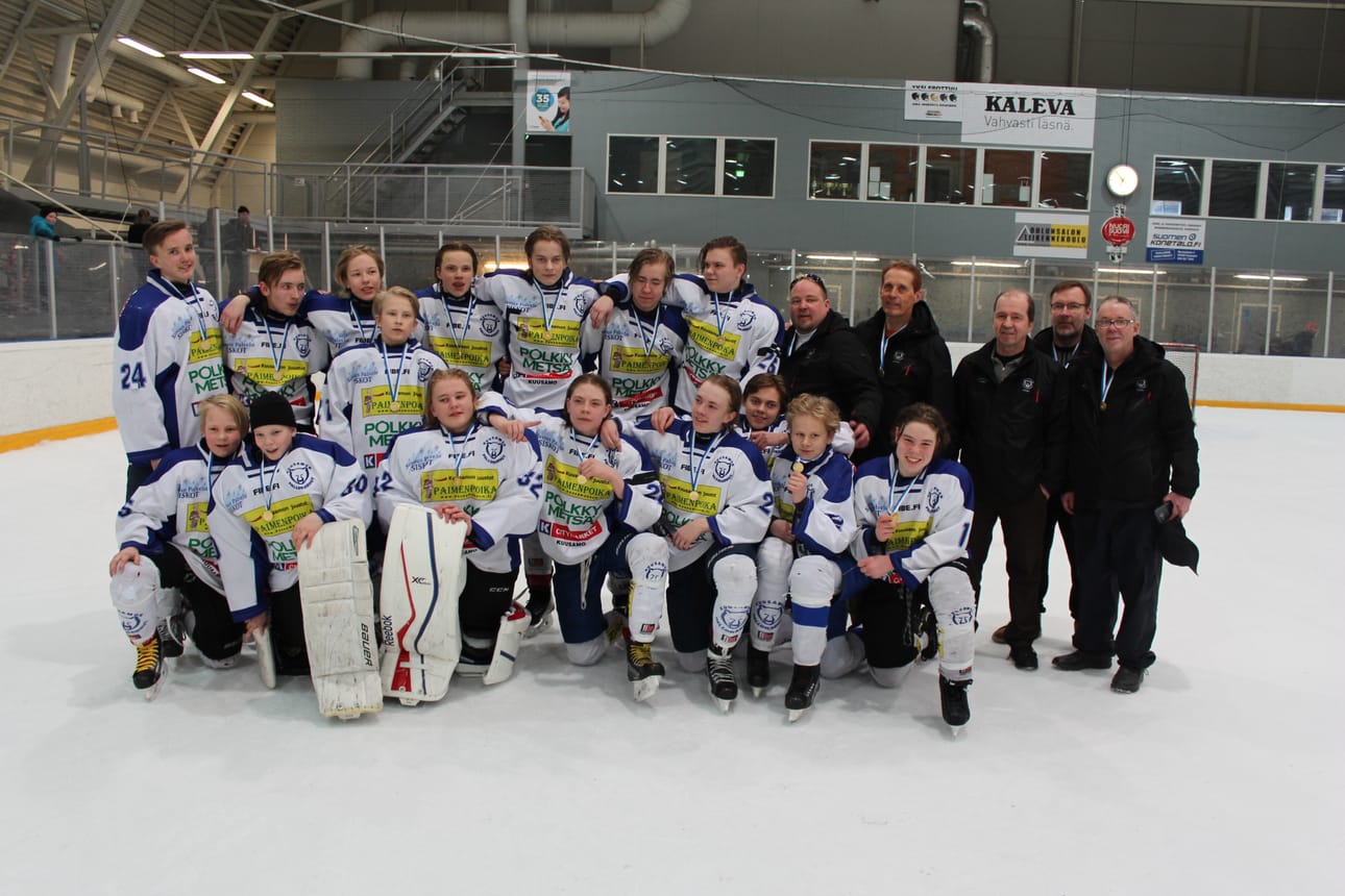 PaKan C2-juniorit juhlivat aluemestaruutta Oulunsalossa.