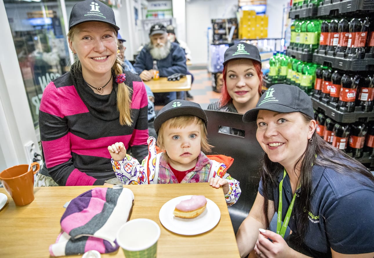 Jenni-Sisko Kurttila (vas.), Riia Sarajärvi, Sofia Jakku-Hiivala ja Johanna Jakku-Hiivala olivat tiistai-iltana tsemppaamassa Iin kuntaa voittoon.