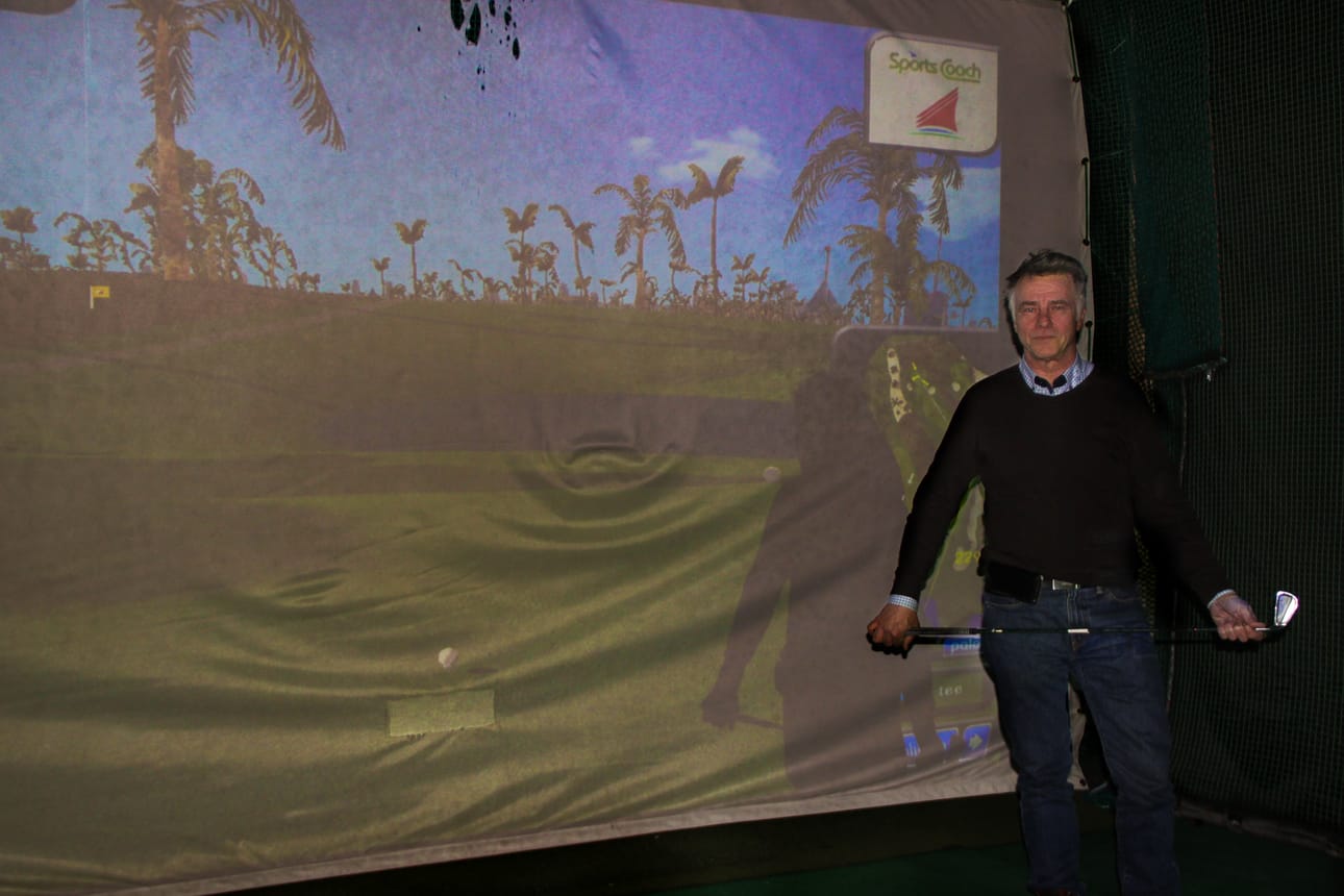 Kuusamon Golf ry:n puheenjohtaja Hannu Virranniemi esittelee golfsimulaattoria, joka on talvisin varsin ahkerassa käytössä.