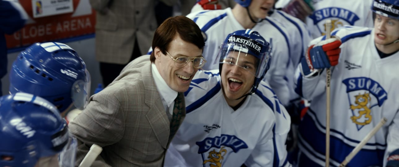 Suomen ensimmäistä miesten lätkäkultaa juhlivat 95-elokuvassa valmentaja Curt Lindström (Jens Hultén) ja Ville Peltonen (Aleksi Kouki).