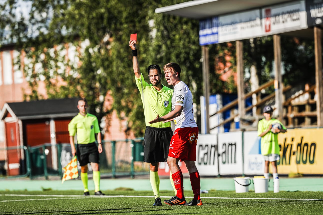Jaron päivän tarina koostui erotuomari Jani Laaksosen korttitempuista. Punaista katseli avausjaksolla Samuel Uusitalo.