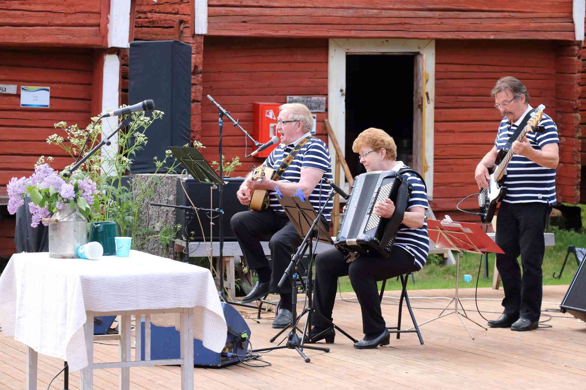 Seelarit viihdytti kotiseutujuhlan yleisöä.