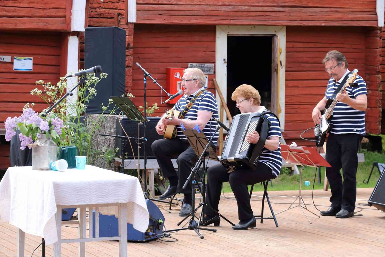 Seelarit viihdytti kotiseutujuhlan yleisöä.